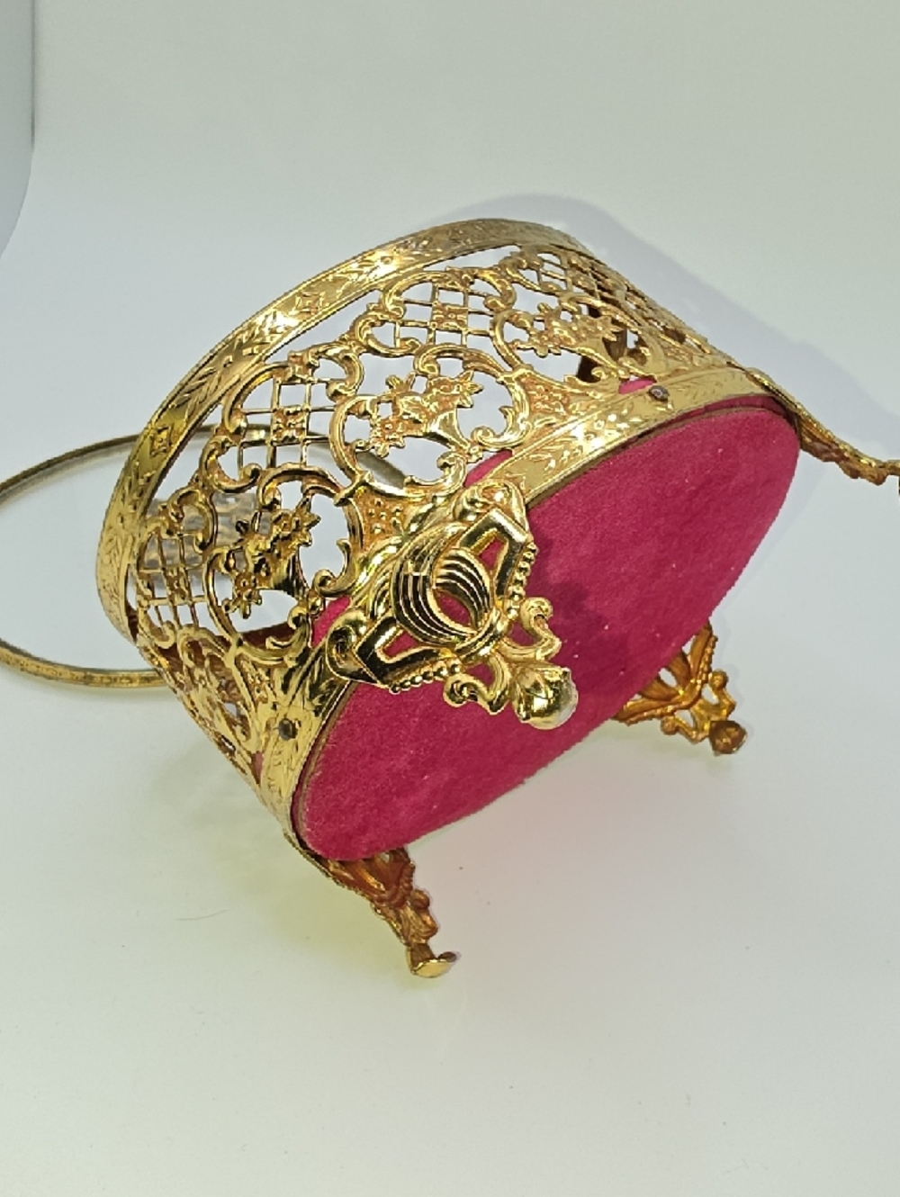 VINTAGE Hollywood Regency Lidded Jewelry Casket with Floral Medallion on the Lid - Picture 8 of 14